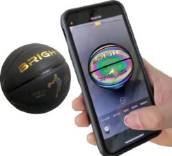 The BRIGHT Lichtgevende Basketbal | Reflecterend | Basketball | Holografisch | Glow In The Dark | Kinderen En Volwassenen | Unisex | Wit/Zwart/Roze/Blauw/Geel | Outdoor/Indoor | Maat 7 -NIJDAM Sport & Spel Winkel 1200x1086