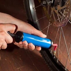 YUGN Ballenpomp Met Naald En Extra Ventielen - Handmatige Luchtpomp Ballen Handpomp Ook Voor Luchtbed Zwembad Nekkussen- Inclusief Gratis 1x Naald 1x Verlengstuk En 2x Ventiel - Cadeau Tip - Cadeau Tip -NIJDAM Sport & Spel Winkel 1200x1200 12