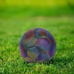 Norman® Lichtgevende Voetbal – Reflecterende En Holografische Bal – Kinderen En Volwassenen – Perfecte Verjaardag Cadeau – Maat 5 -NIJDAM Sport & Spel Winkel 1200x1200 181