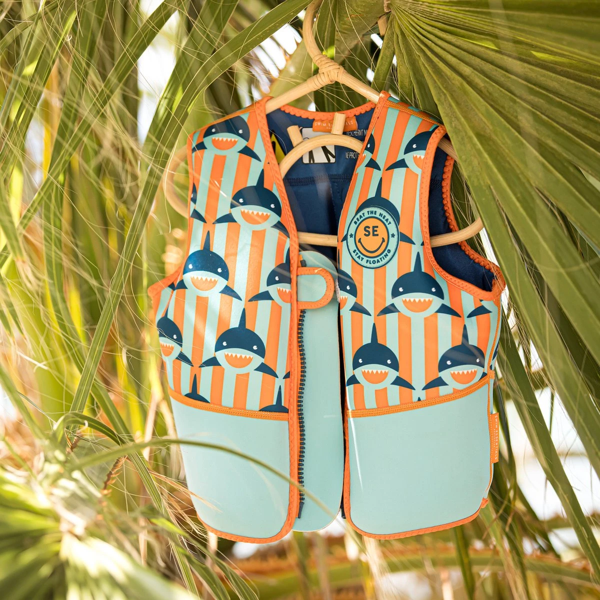 Swim Essentials Zwemvest Kind - Haaien Oranje/Blauw - 18-30 Kg - 4-6 Jaar 2 Swim Essentials Zwemvest Kind - Haaien Oranje/Blauw - 18-30 Kg - 4-6 Jaar - Afbeelding 2