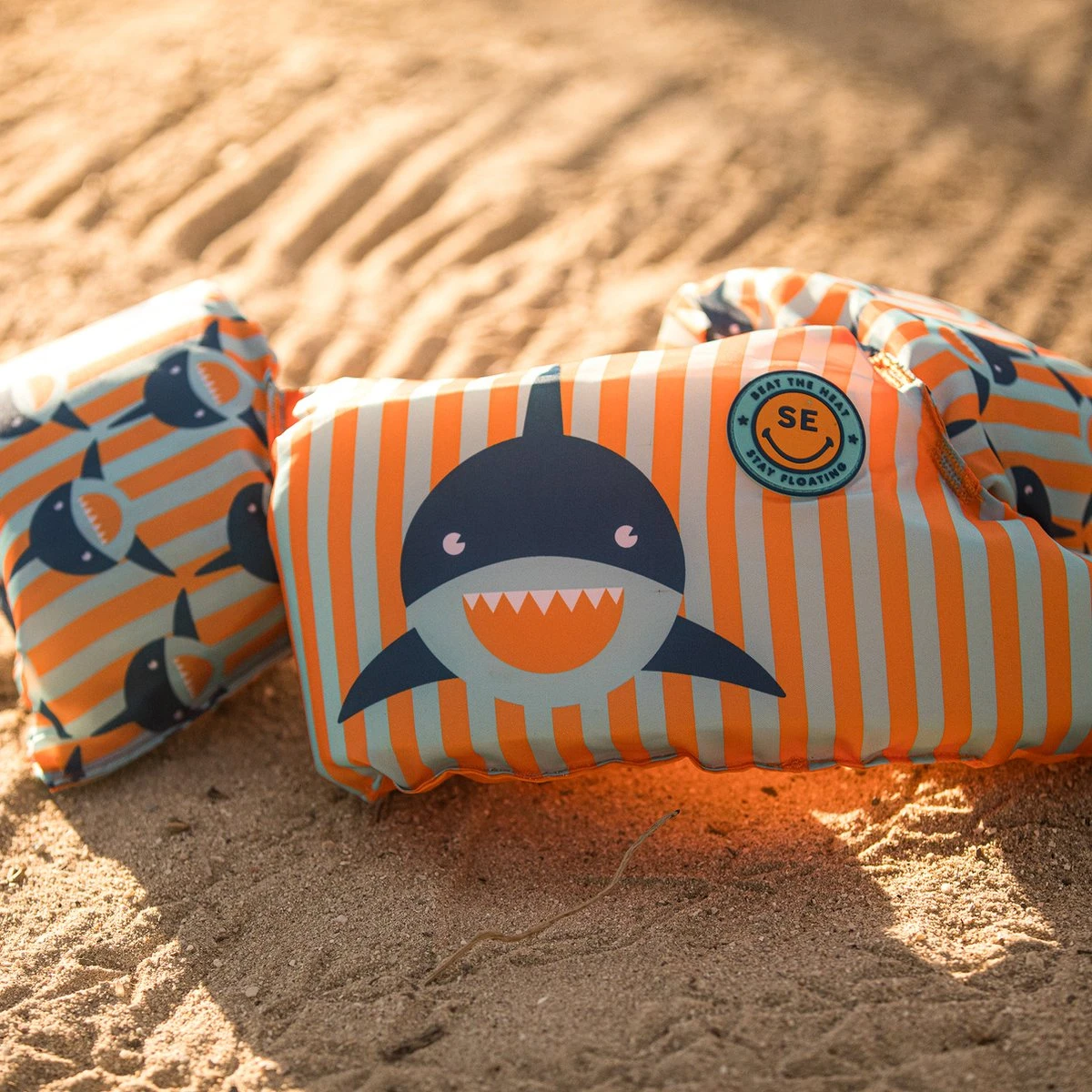 Swim Essentials - Puddle Jumper Zwemvest - Oranje/Blauw Haaien - 2-6 Jaar - 15-30 Kg 2 Swim Essentials - Puddle Jumper Zwemvest - Oranje/Blauw Haaien - 2-6 Jaar - 15-30 Kg - Afbeelding 2