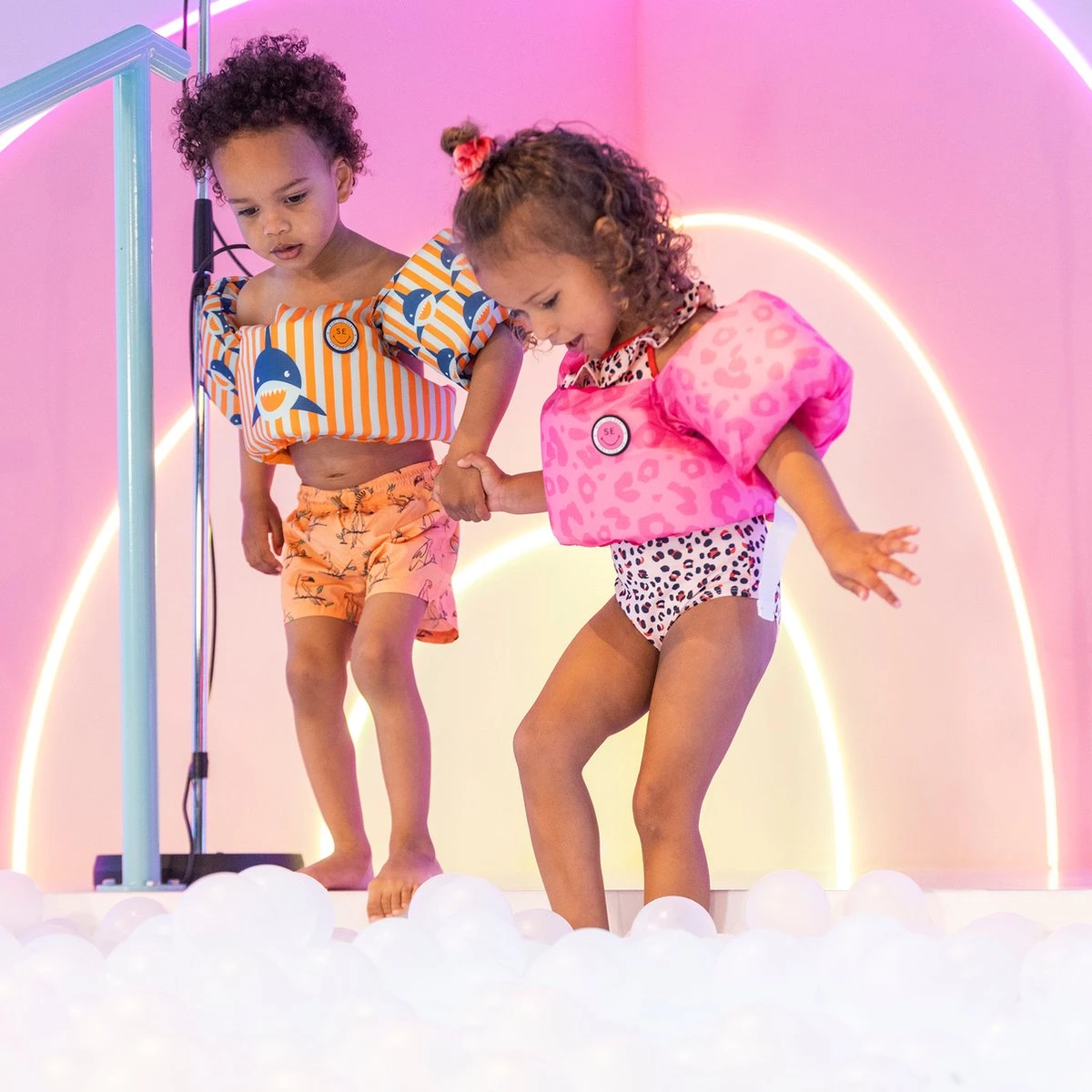 Swim Essentials - Puddle Jumper Zwemvest - Oranje/Blauw Haaien - 2-6 Jaar - 15-30 Kg 5 Swim Essentials - Puddle Jumper Zwemvest - Oranje/Blauw Haaien - 2-6 Jaar - 15-30 Kg - Afbeelding 5