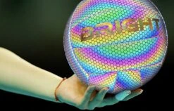 The BRIGHT Lichtgevende Volleybal | Reflecterend | Holografisch | Glow In The Dark | Kinderen En Volwassenen | Unisex | Wit/Zwart/Roze/Blauw/Geel | Maat 5 8 The BRIGHT Lichtgevende Volleybal | Reflecterend | Holografisch | Glow In The Dark | Kinderen En Volwassenen | Unisex | Wit/Zwart/Roze/Blauw/Geel | Maat 5 -NIJDAM Sport & Spel Winkel 1200x768