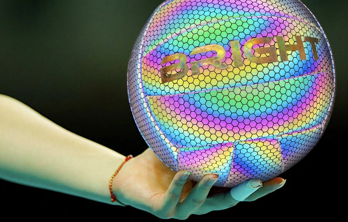 The BRIGHT Lichtgevende Volleybal | Reflecterend | Holografisch | Glow In The Dark | Kinderen En Volwassenen | Unisex | Wit/Zwart/Roze/Blauw/Geel | Maat 5 3 The BRIGHT Lichtgevende Volleybal | Reflecterend | Holografisch | Glow In The Dark | Kinderen En Volwassenen | Unisex | Wit/Zwart/Roze/Blauw/Geel | Maat 5 - Afbeelding 3