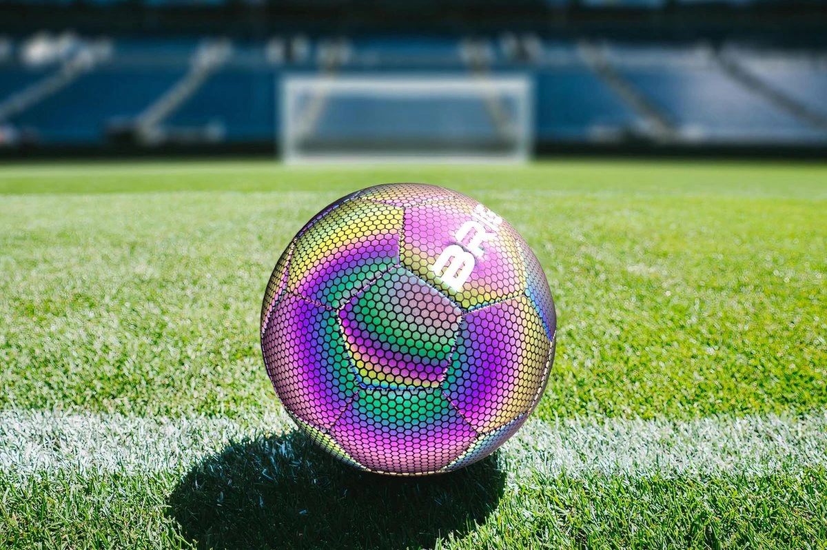 The BRIGHT Lichtgevende Voetbal | Reflecterend | Holografisch | Glow In The Dark | Kinderen En Volwassenen | Unisex | Wit/Zwart/Roze/Blauw/Geel | Maat 5 3 The BRIGHT Lichtgevende Voetbal | Reflecterend | Holografisch | Glow In The Dark | Kinderen En Volwassenen | Unisex | Wit/Zwart/Roze/Blauw/Geel | Maat 5 - Afbeelding 3