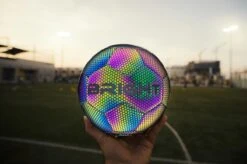 The BRIGHT Lichtgevende Voetbal | Reflecterend | Holografisch | Glow In The Dark | Kinderen En Volwassenen | Unisex | Wit/Zwart/Roze/Blauw/Geel | Maat 5 10 The BRIGHT Lichtgevende Voetbal | Reflecterend | Holografisch | Glow In The Dark | Kinderen En Volwassenen | Unisex | Wit/Zwart/Roze/Blauw/Geel | Maat 5 -NIJDAM Sport & Spel Winkel 1200x799