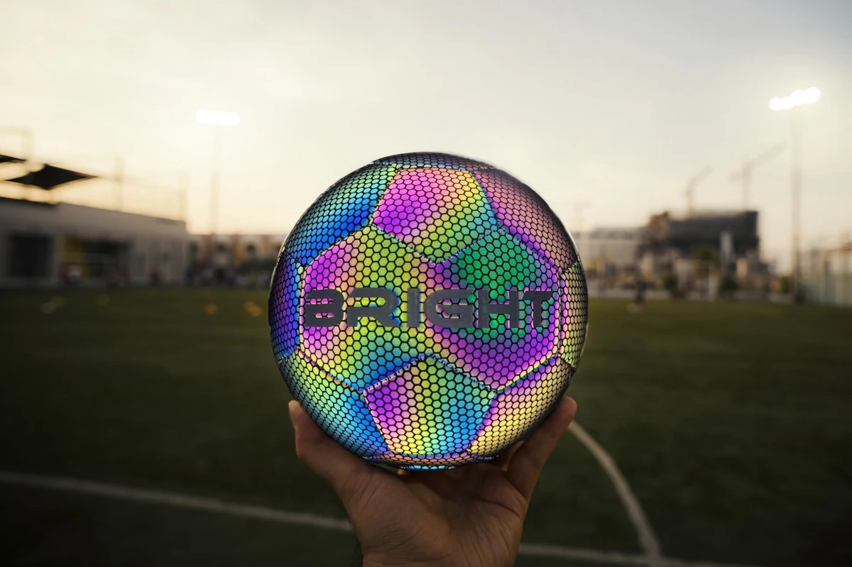 The BRIGHT Lichtgevende Voetbal | Reflecterend | Holografisch | Glow In The Dark | Kinderen En Volwassenen | Unisex | Wit/Zwart/Roze/Blauw/Geel | Maat 5 4 The BRIGHT Lichtgevende Voetbal | Reflecterend | Holografisch | Glow In The Dark | Kinderen En Volwassenen | Unisex | Wit/Zwart/Roze/Blauw/Geel | Maat 5 - Afbeelding 4