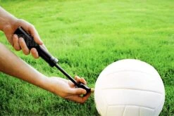 PD® - Ballenpomp - Premium Voetbalpomp - Basketbalpomp - Ballenpomp - Handpomp - Pomp - Inclusief Naald -NIJDAM Sport & Spel Winkel 1200x803