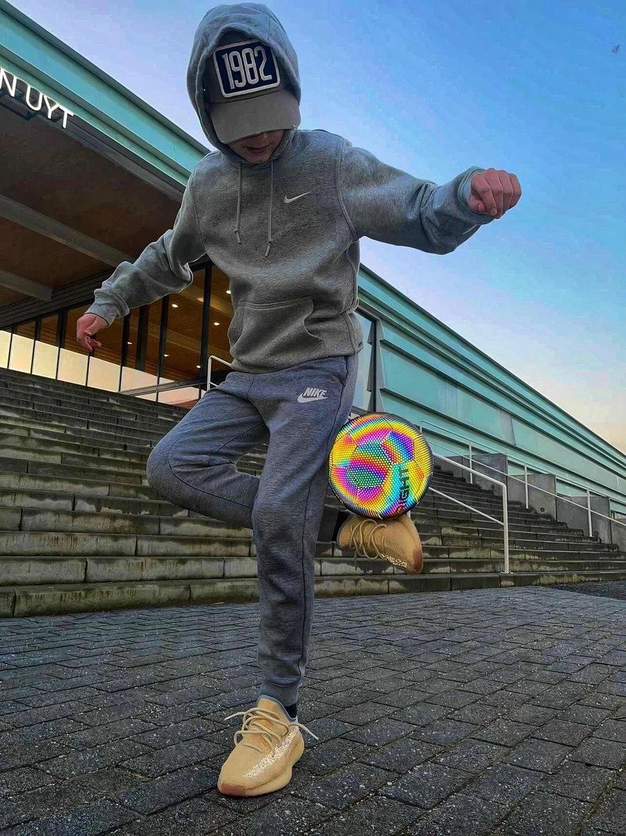 The BRIGHT Lichtgevende Voetbal | Reflecterend | Holografisch | Glow In The Dark | Kinderen En Volwassenen | Unisex | Wit/Zwart/Roze/Blauw/Geel | Maat 5 5 The BRIGHT Lichtgevende Voetbal | Reflecterend | Holografisch | Glow In The Dark | Kinderen En Volwassenen | Unisex | Wit/Zwart/Roze/Blauw/Geel | Maat 5 - Afbeelding 5