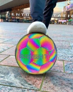 The BRIGHT Lichtgevende Voetbal | Reflecterend | Holografisch | Glow In The Dark | Kinderen En Volwassenen | Unisex | Wit/Zwart/Roze/Blauw/Geel | Maat 5 13 The BRIGHT Lichtgevende Voetbal | Reflecterend | Holografisch | Glow In The Dark | Kinderen En Volwassenen | Unisex | Wit/Zwart/Roze/Blauw/Geel | Maat 5 -NIJDAM Sport & Spel Winkel 962x1200